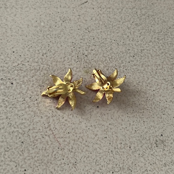 🌺✨Vintage Floral Pink and Gold clip-on Earrings✨🌺 - Picture 2 of 3